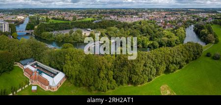 Vue aérienne grand angle du Lido de la Tamise et de l'écluse de Caversham à Reading Banque D'Images