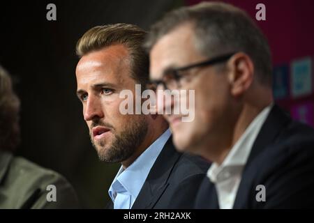 Munich, Allemagne. 13 août 2023. Jan-Christian Dreesen (à droite), PDG du Bayern Munich, présente l'attaquant anglais Harry Kane lors d'une conférence de presse à l'Allianz Arena après le transfert du record de Tottenham Hotspur. Crédit : Sven Hoppe/dpa/Alamy Live News Banque D'Images