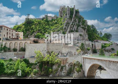 Vue sur la ville et la citadelle de Sisteron. Porte de la Provence, France Banque D'Images