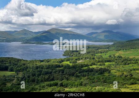 Vue sur le Loch Lomond depuis Conic Hill, le parc national du Loch Lomond et des Trossachs, région de Stirling en Écosse Banque D'Images