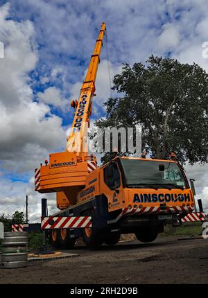 Une grue d’Ainscough installée dans le parking du pub Slipway sur Crabtree Lane près de Burscough pour soulever la balustrade du pont tournant du canal Banque D'Images