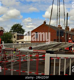 La balustrade tombée du pont tournant du canal de Crabtree Lane est soulevée pour être placée sur le tablier du pont pour des réparations et un réaménagement final. Banque D'Images