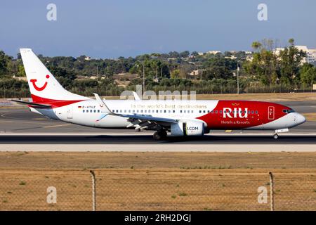 TUI Boeing 737-8K5 (REG : D-ATUZ) atterrissant de Munich, Allemagne dans la livrée spéciale RIU Hotels. Banque D'Images