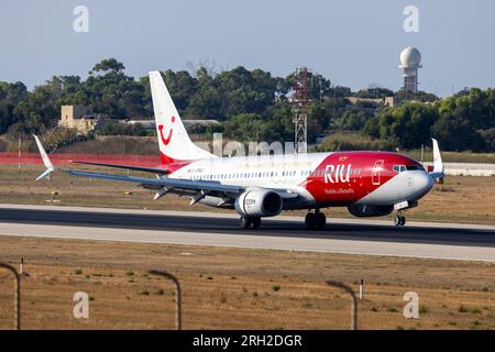 TUI Boeing 737-8K5 (REG : D-ATUZ) atterrissant de Munich, Allemagne dans la livrée spéciale RIU Hotels. Banque D'Images