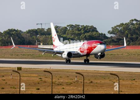 TUI Boeing 737-8K5 (REG : D-ATUZ) atterrissant de Munich, Allemagne dans la livrée spéciale RIU Hotels. Banque D'Images