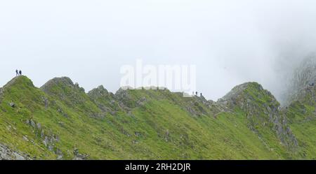 Marcheurs sur Striding Edge, Helvellyn Banque D'Images