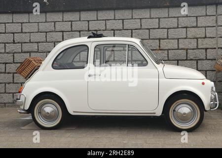 Voiture blanche Fiat 500 L avec panier en osier dans la rue au salon des voitures classiques dans la ville néerlandaise de Lelystad, pays-Bas - juin 18 2023 Banque D'Images