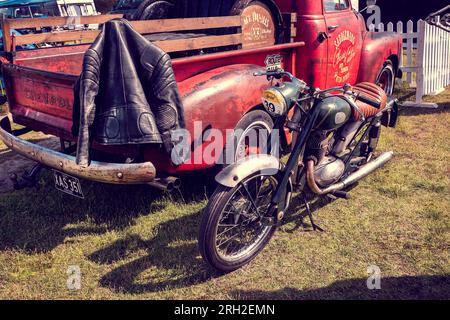 Pick-up Chevrolet rétro 1950 à l'événement Heritage Sprint Classic Motorcycle 2023 au Bettershanger Park Deal Kent UK Banque D'Images