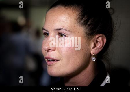 SCHIPHOL - Merel van Dongen van Oranje lors de l'arrivée à l'aéroport de Schiphol de la coupe du monde en Australie et en Nouvelle-Zélande. L'équipe nationale néerlandaise a été éliminée en quarts de finale par l'Espagne. ANP RAMON VAN FLYMEN Banque D'Images