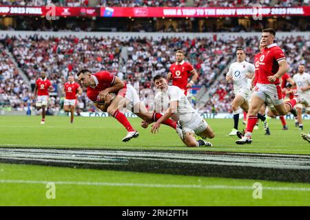 LONDRES, Royaume-Uni - 12 août 2023 : Tomos Williams du pays de Galles marque un essai malgré les attentions de Ben Youngs d'Angleterre lors de la Summer Nations Series Int Banque D'Images