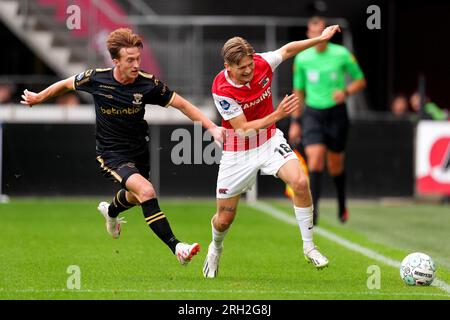 ALKMAAR - (lr) Xander Blomme de Go Ahead Eagles, David Moller Wolfe de AZ Alkmaar lors du match de championnat néerlandais entre AZ Alkmaar et Go Ahead Eagles au stade AFAS le 13 août 2023 à Alkmaar, pays-Bas. ANP ED VAN DE POL Banque D'Images