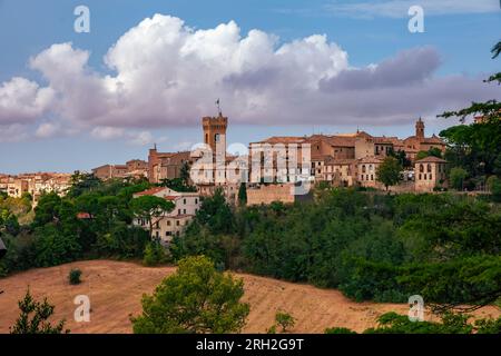 Vue de la ville de Recanati en haut de la colline Banque D'Images