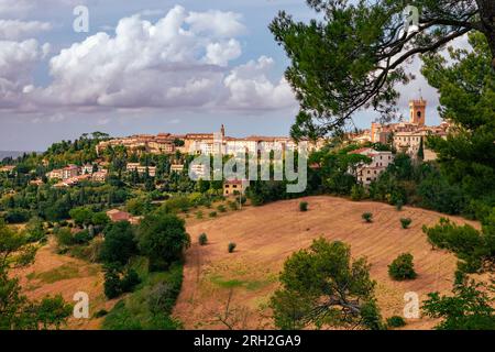 Vue de la ville de Recanati en haut de la colline Banque D'Images