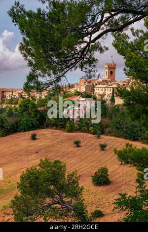 Vue de la ville de Recanati en haut de la colline Banque D'Images