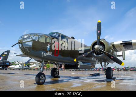 L'avion bombardier nord-américain B-25D Mitchell II N25644 nommé Grumpy à Duxford, Cambridgeshire, Royaume-Uni, avant son vol vers les États-Unis sous le nom de N88972 Banque D'Images