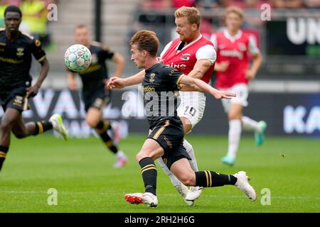 ALKMAAR - (lr) Xander Blomme de Go Ahead Eagles, Dani de Wit de AZ Alkmaar lors du match de championnat néerlandais entre AZ Alkmaar et Go Ahead Eagles au stade AFAS le 13 août 2023 à Alkmaar, pays-Bas. ANP ED VAN DE POL Banque D'Images