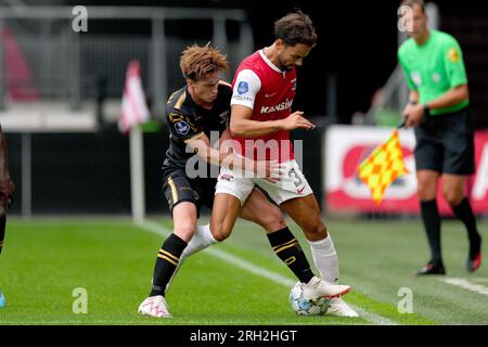 ALKMAAR - (lr) Xander Blomme de Go Ahead Eagles, Pantelis Hatzidiakos de AZ Alkmaar lors du match de championnat néerlandais entre AZ Alkmaar et Go Ahead Eagles au stade AFAS le 13 août 2023 à Alkmaar, pays-Bas. ANP ED VAN DE POL Banque D'Images