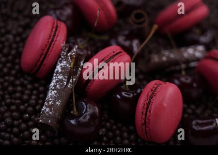 macarons à la framboise sur fond de chocolat Banque D'Images