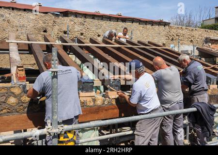 Site archéologique de Pompéi, Campanie, Italie. Constructeurs travaillant sur un toit. La plupart des toits de Pompéi se sont effondrés sous le poids des cendres du Vésuve. Vil Banque D'Images