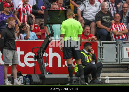 L'arbitre Robert James vérifie VAR lors du match de Premier League Brentford vs Tottenham Hotspur au Brentford Community Stadium, Londres, Royaume-Uni, le 13 août 2023 (photo de Mark Cosgrove/News Images) Banque D'Images