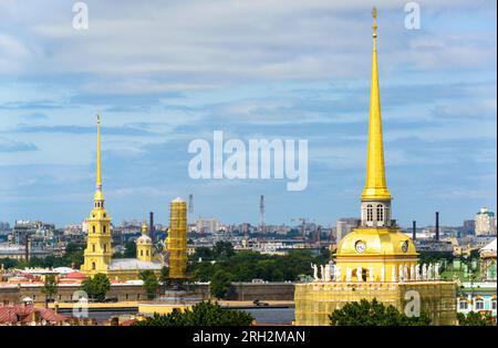 Skyline de Saint-Pétersbourg, Russie. Flèches dorées de l'Amirauté et cathédrale Pierre et Paul le matin d'été. Bâtiments historiques de Saint-Pétersbourg Banque D'Images