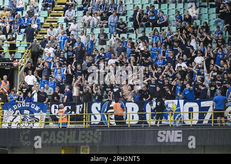 Bruges, Belgique. 13 août 2023. Les supporters de Genk photographiés avant un match de football entre le cercle Brugge et le KRC Genk, le dimanche 13 août 2023 à Brugge, le jour 3/30 de la première division du championnat de Belgique 'Jupiler Pro League' 2023-2024. BELGA PHOTO TOM GOYVAERTS crédit : Belga News Agency/Alamy Live News Banque D'Images