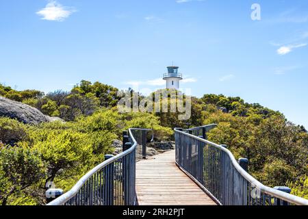 Phare de Cape Tourville dans le parc national de Freycinet, à Close Bay, Tasmanie, Australie. Fond ciel bleu d'été. Banque D'Images