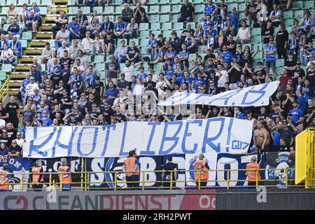 Bruges, Belgique. 13 août 2023. Les supporters de Genk photographiés lors d'un match de football entre le cercle Brugge et le KRC Genk, le dimanche 13 août 2023 à Brugge, le jour 3/30 de la première division du championnat belge 'Jupiler Pro League' 2023-2024. BELGA PHOTO TOM GOYVAERTS crédit : Belga News Agency/Alamy Live News Banque D'Images