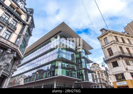 Nouvel immeuble de bureaux moderne à l'angle de la rue Sainte-Catherine et de la rue de la VGE Noire dans le centre-ville - Bruxelles, Belgique. Banque D'Images