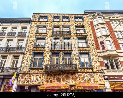 Œuvre d'art avec le thème 'DNA' couvrant la façade avant du bar et restaurant DNA dans le centre de Bruxelles - Belgique. Banque D'Images