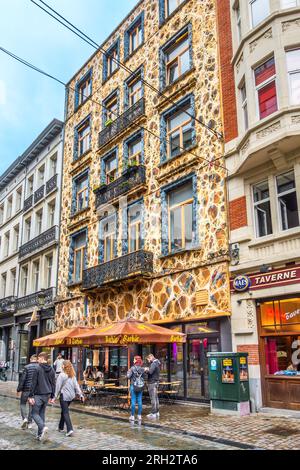 Œuvre d'art avec le thème 'DNA' couvrant la façade avant du bar et restaurant DNA dans le centre de Bruxelles - Belgique. Banque D'Images