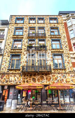 Œuvre d'art avec le thème 'DNA' couvrant la façade avant du bar et restaurant DNA dans le centre de Bruxelles - Belgique. Banque D'Images