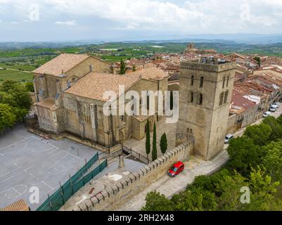 Vue aérienne à l'église Santa Maria de los Reyes à Laguardia, Espagne nommé beau village Banque D'Images