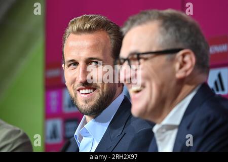 Harry Kane, le nouveau joueur du Bayern Munich, est présenté par Jan-Christian Dreesen (à droite), PDG du Bayern Munich, lors d'une conférence de presse à l'Allianz Arena de Munich. Date de la photo : dimanche 13 août 2023. Banque D'Images