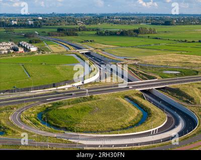 Photo aérienne par drone d'une intersection de l'autoroute A44 à Leiden, aux pays-Bas. Banque D'Images