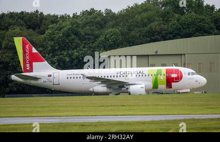 Air Portugal, Airbus A319-111 'Antonio Sergio' CS-TTH à l'aéroport de Cotswold Banque D'Images