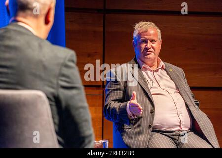 Édimbourg, Royaume-Uni. 13 août, 2023 photo : le présentateur de LBC Iain Dale et l'ancienne secrétaire d'État à l'intérieur Jacqui Smith en conversation avec Ian Blackford, député de Ross, Skye et Lochaber et ancien leader du SNP Westminster lors d'un enregistrement live du podcast for the Many au Festival Fringe d'Édimbourg quand on lui demande ce qu'il regrette de la campagne de 2015 contre Charles Kennedy, Blackford a répondu qu’il avait défié Charles Kennedy sur son bilan de vote et qu’il ne connaissait pas le genre de défis que Charles traversait. Crédit : Rich Dyson/Alamy Live News Banque D'Images