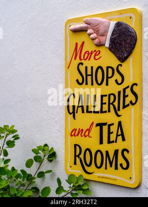 Un panneau dans Market Street Appledore - magasins, galeries et salons de thé. Banque D'Images