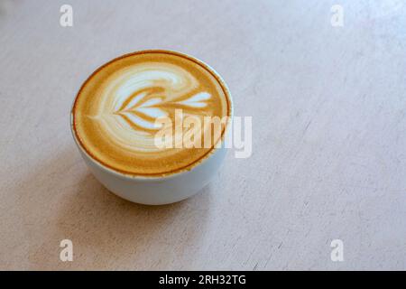 Un café blanc plat parfait servi dans une tasse de style tulipe Banque D'Images