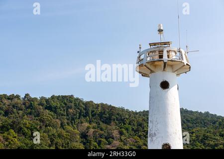 Phare sur Koh Lanta. Parc national de Mu Ko Lanta, Krabi , Thaïlande. Banque D'Images