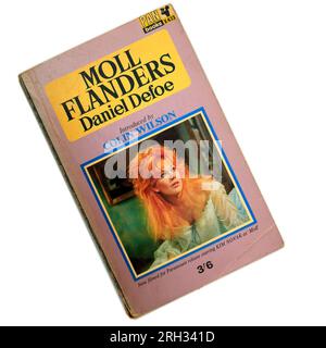 Moll Flanders par Daniel Defoe, Vintage Book, Studio setup. Présenté par Colin Wilson. Banque D'Images