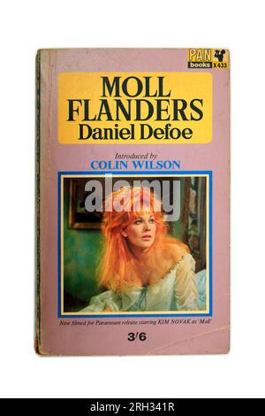 Moll Flanders par Daniel Defoe, Vintage Book, Studio setup. Présenté par Colin Wilson. Banque D'Images