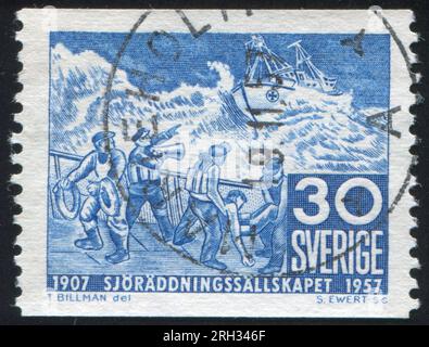 SUÈDE - CIRCA 1957 : timbre imprimé par la Suède, montre Ship in Distress et Lifeboat, circa 1957 Banque D'Images