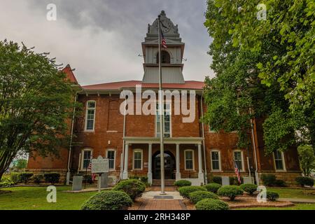 Wartburg, Tennessee, États-Unis - 29 juillet 2023 : Construit en 1904, ce clocher de palais de justice abritait une cloche de 900 livres et une horloge à quatre côtés avec quatre aiguilles de pied. Banque D'Images