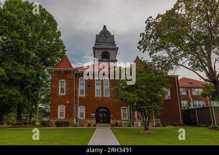 Wartburg, Tennessee, États-Unis - 29 juillet 2023 : Construit en 1904, ce clocher de palais de justice abritait une cloche de 900 livres et une horloge à quatre côtés avec quatre aiguilles de pied. Banque D'Images