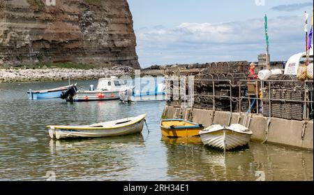 Bateaux de pêche commerciaux dans le port de Staithes sur la côte du North Yorkshire Banque D'Images