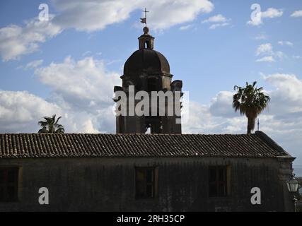 Paysage avec vue panoramique sur le style baroque Chiesa di San Pancrazio un monument religieux historique de Taormina en Sicile, Italie. Banque D'Images