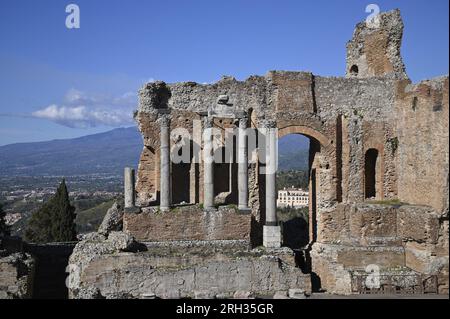 Paysage avec vue panoramique sur Taormina vu du Greco Romano Teatro Antico un monument historique surplombant l'Etna en Sicile, Italie. Banque D'Images