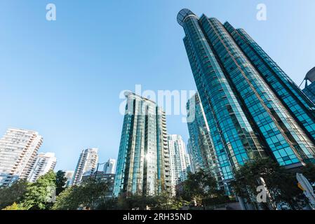 Vues des gratte-ciel à façade vitrée dans une journée ensoleillée à Vancouver Colombie-Britannique au Canada Banque D'Images