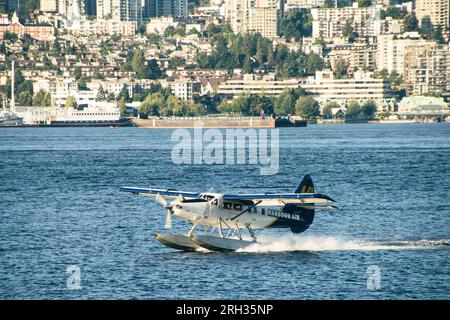 Un hydravion arrive au port de Vancouver, au Canada Banque D'Images